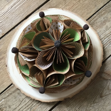 Du bois au papier à la fleur - Composition toute ronde sur un rondin de bois