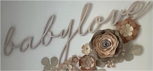 Texte décoratif "babylove" collé sur un mur